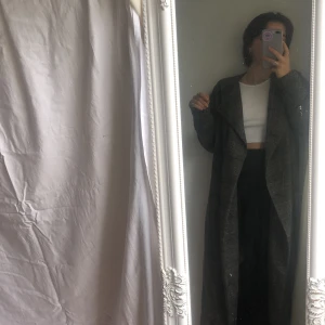 Kappa - Extremt svårt att få en bild som visar helheten på denna fina kappan! Men en höstlig grå-rutig kappa från monki i storlek xs (men jag skulle säga att den passar s också). Saknar en knapp som ligger i fickan.