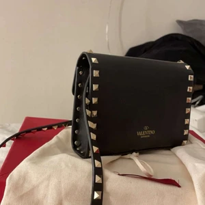 Valentino väska  - Intressekoll på denna sjukt, sjukt snygga valentino väska. Säljer endast denna vid bra bud. Har kvitto och allt som tillhör. Skriv till mig vid intresse. Kostrar ca 9000 ny 