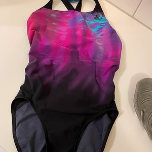 Ny Adidas baddräkt i storlek 36 -  •Aldrig använd, bara upptvättad •Superfin model! Köpte för 420 kr •Pris: 110 kr 🚫Djurfritt och rökfritt hem 📍Kan mötes upp i Mölnlycke centrum 📬Kan skickas mot fraktkostnad 