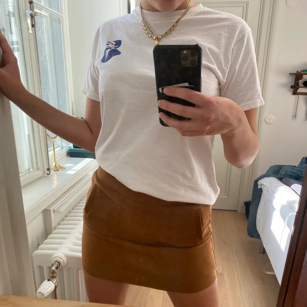 Sjukt fin mocka kjol från pull and bear köpt i Berlin🥰 Jätte fint skick och välldigt bekväm och stretchig, jag är generellt en storlek 36/38 men denna passar perfa både på mig och min syster som är storlek 34💜. Kjolar.