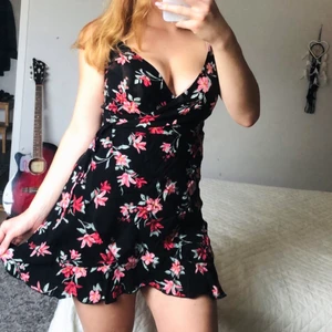 Somrig klänning svart - En svart somrig klänning med snöre som man knyter ihop den med! Storlek: 38 (M)