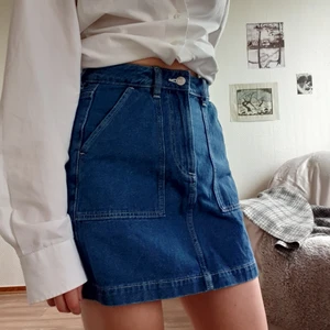 Jeanskjol  - Jeanskjol med stora fickor, strl 34 från hm! 🌸