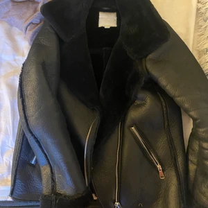 Vinterjacka  - Från Springfields, köpte den för 1200 men säljer den för endast 200 då jag bara vill bli av med den eftersom jag har en annan vinterjacka nu😋 frakt 120kr