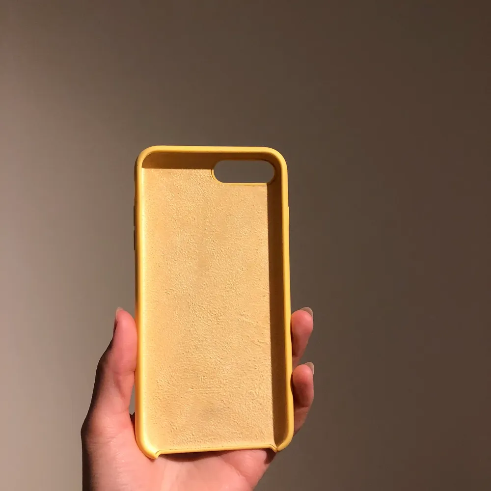 Ett jättefint gult iPhone 8+ skal , den är fake och inte alls lika dyr men dock helt identiskt, jättebra skick är den i och knappt andvänd . Frakt priset är inte lika dyrt som det står.. Accessoarer.