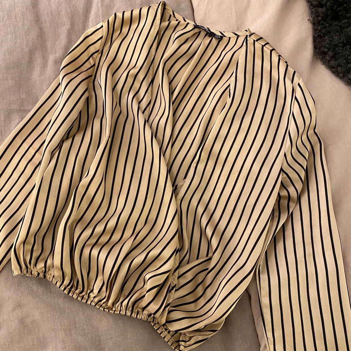 Randig blus i satin  - 90