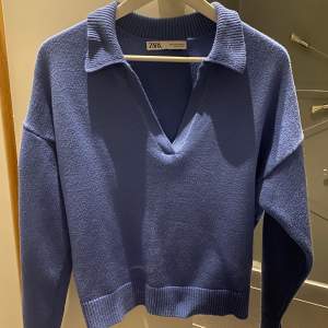 Säljer min superfina blå stickade tröja från ZARA💙 slutsåld på ZARAS hemsida! Det är storlek M men sitter som en S. Har använt ett fåtal gånger sedan jag köpte tröjan. Kan diskutera pris!