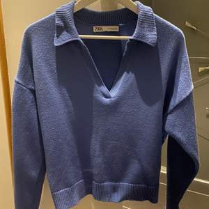Säljer min superfina blå stickade tröja från ZARA💙 slutsåld på ZARAS hemsida! Det är storlek M men sitter som en S. Har använt ett fåtal gånger sedan jag köpte tröjan. Kan diskutera pris!