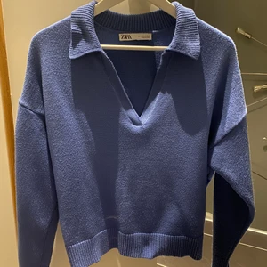 ZARA stickad tröja - Säljer min superfina blå stickade tröja från ZARA💙 slutsåld på ZARAS hemsida! Det är storlek M men sitter som en S. Har använt ett fåtal gånger sedan jag köpte tröjan. Kan diskutera pris!