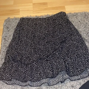 Kjol storlek S - Väldigt fin kjol med dragkedja på sidan, aldrig använd