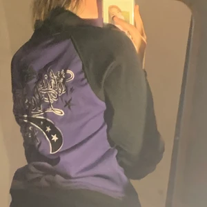Lila Zip-up - Saints&morals tröja med coolt tryck på ryggen. Sitter superfint på och är ganska säker på att den är oanvänd :) Kontakta mig om du har frågor. Köpare står för frakt 
