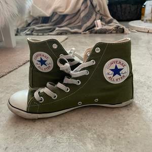 Ett par gröna converse i storlek 36, säljer då de är för små för mig som behöver 37. Inte trasiga eller så, skulle säga att skorna är i gott skick!