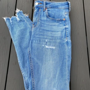 Jeans  - Ljus blå jeans med slitningar både på båda bena och längst ner, säljer de för att de blivit lite för små för mig🌸 Storlek S köpt från Zara. Skriv vid frågor eller fler bilder💕