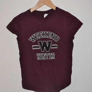 T-shirt från Gina Tricot  - En t-shirt från Gina Tricot i storlek XS. I bra skick 🙂