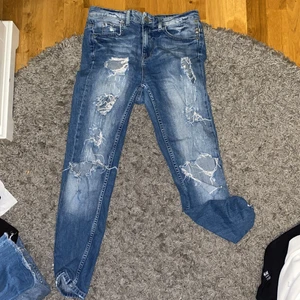 Supercoola Jeans  - Jättecoola Jeans i bra skick. Storlek 36. Säljes för 75 kr. PM för mer info och bilder🖤