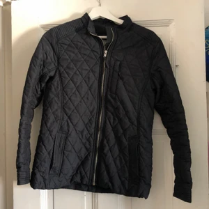 Vinter jacka - Vinterjacka med fullt fungerande dragkedjor. Finns dragkedjor på fickor och vanlig. Werner report. Inga skador. Mörkblå nästan svart. 