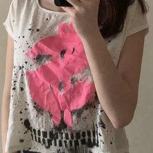 Oversized t-shirt - En söt oversized t-shirt i storlek S, tror jag. Eventuell frakt betalas av köparen 