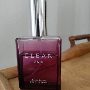 Parfym från märket CLEAN i doften SKIN. Säljes eftersom jag inte använder någon parfym längre. 60ml men du kan se på bilden hur mycket som är använt. 150 kr inklusive frakt.
