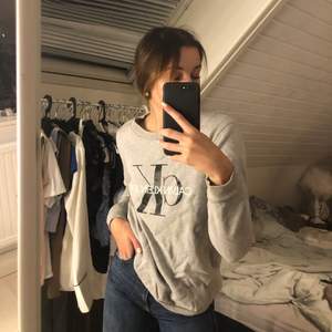 Säljer denna Calvin Klein (äkta) sweatshirt pågrund av att tyvärr inte kommer till användning. Använt ca 2 gånger så den är som ny! Storlek S men passar M. Nypris - ~800kr och säljer nu för 350kr + Frakt 45kr❤️