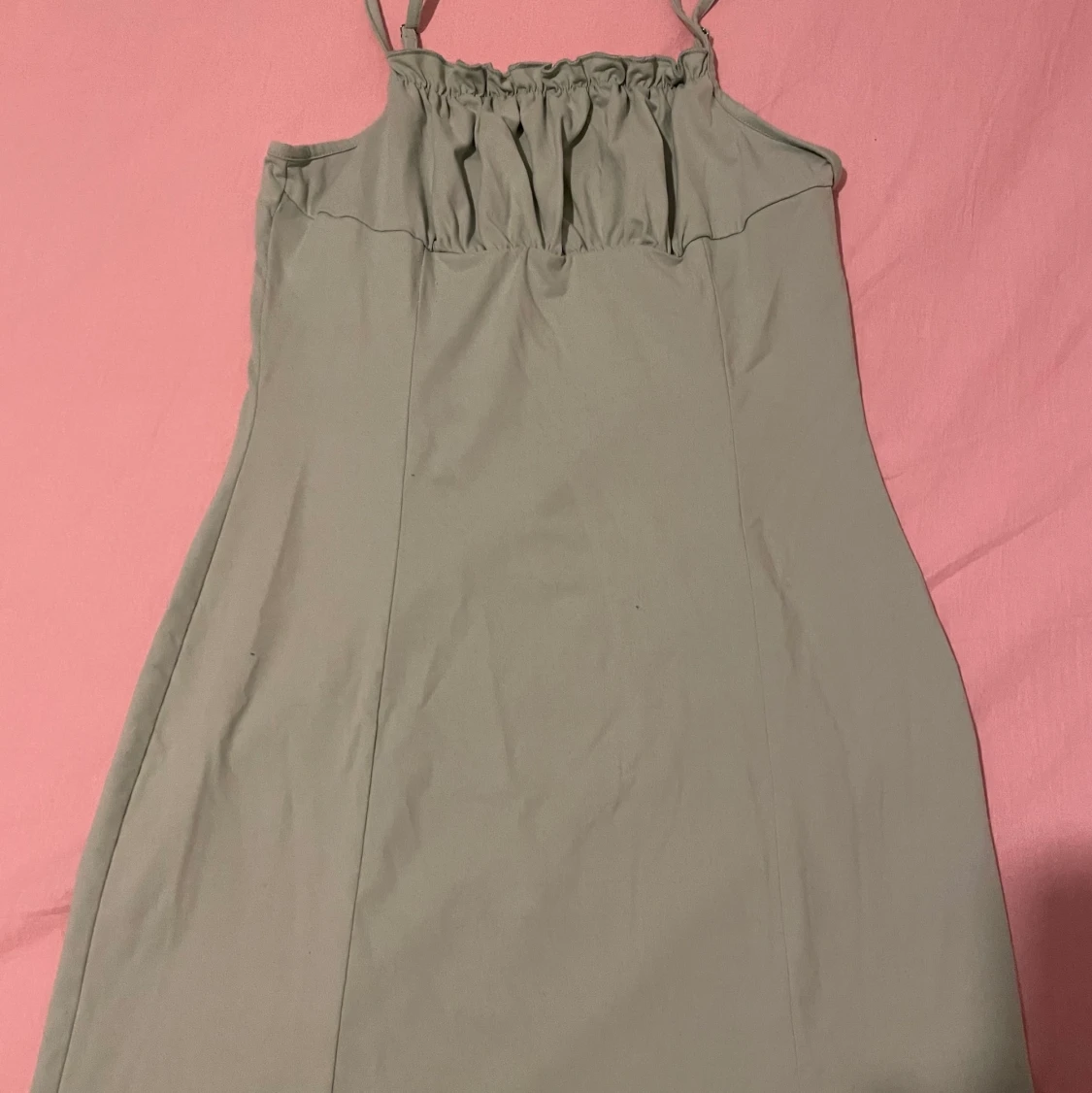mintgrön klänning i xs/ s me volang fram