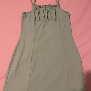 mintgrön klänning i xs/ s me volang fram - nyskick
