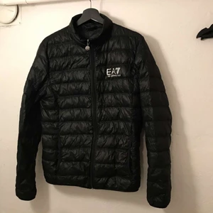 Ea7 jacka  - Inga täcken på användning , Passar både tjejer och killar , str m men liten i storleken så passar s 