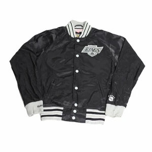 Los Angeles Kings - Vintage Varsityjacka - En av jackorna som är svårast att få tag på och är en av de mest unika. Från Los Angeles och usa och gjord för ett av deras lag i NHL som heter LA Kings. Är i S vilket är väldigt svårt att hitta på dessa jackor då de flesta är väldigt stora.