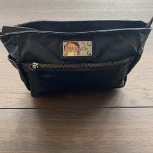 Max&co sminkväskan  - Sminkväskan Max&co svart, köpte i Italien 🇮🇹 