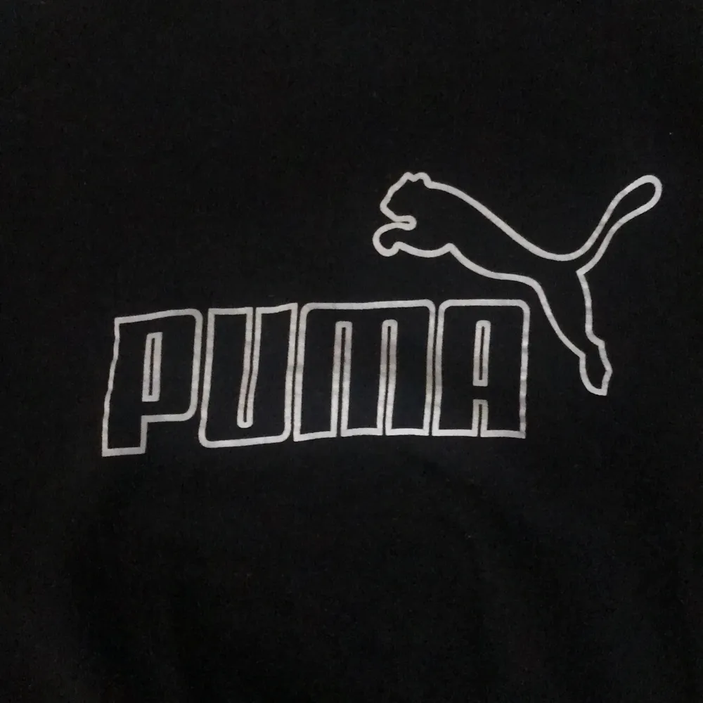 Säljer min svarta puma sweatshirt då den inte kommer till användning🖤 Storlek S (sitter oversized) Köparen står för frakt. Tröjor & Koftor.