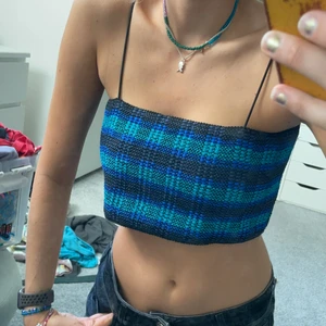 Ny topp urban i virkat material strl m - Asball topp från urban outfitters. Helt oanvänd. Storlek m men den är elastisk så funkar från s till L. Köpt för 279 kr, säljer för 150