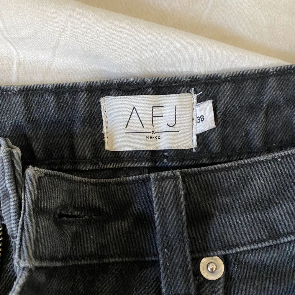 Säljer dessa fina vida jeansen från NA-KD, pga att dom är lite för korta för mig som är 180. De är i stl 38 och är i en jättefin urtvättad svart färg.. Jeans & Byxor.