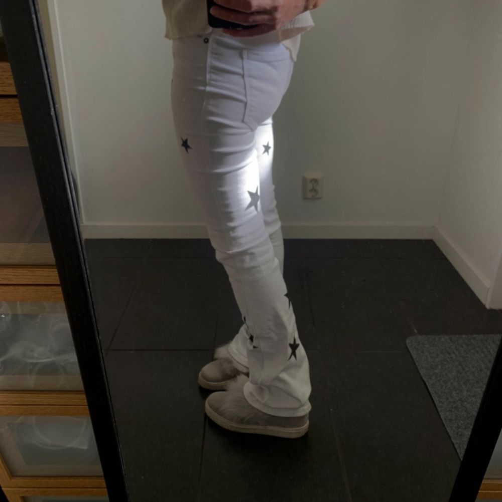Snygga vita jeans med egenmålade svarta stjärnor på. De är i bra skick men får tyvärr inte användning för dem så mycket längre och har därför valt att sälja dem. Frakt ingår inte i priset. Jeans & Byxor.