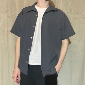 Oversized Bowling Skjorta - Jättefin skjorta i mörkgrå färg. Bowling krage och metall knappar! Jag är 182cm lång. Jätte bra och tjock kvalite.