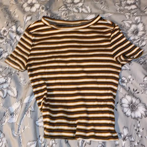 Randig topp - Gul randig topp från hm. Strl xs men skulle nog mer säga S eller liten M. Knappt använd