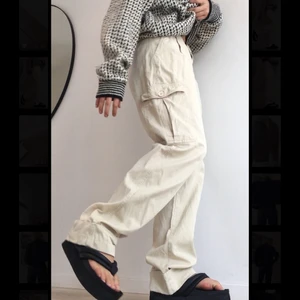 Coola beige byxor!! - Säljer ett par svincoola beige cargo byxor i storlek 36!! 