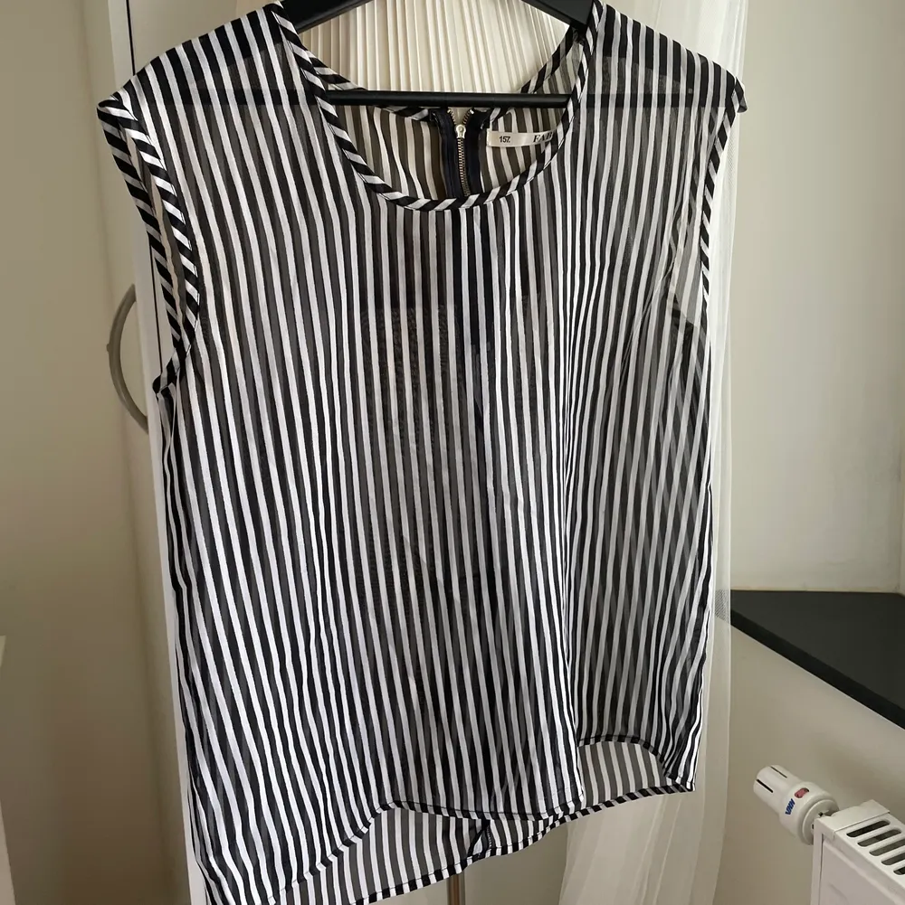 See through sleeveless striped shirt, black and white . Skjortor.