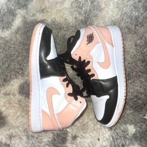 Jordans 1 mid - Säljer mina nästan helt nya Jordan 1 mid, Crimson Tint då det tyvärr inte kommer till någon användning. Jag har inte endast använt det 1 gång så de e nästintill som nya. Buda från 900kr eller köp direkt för 1200 + frakt 