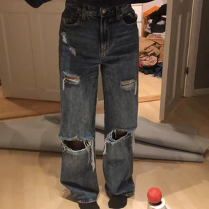 Bershka The 90s jeans - Relativt nya ripped jeans i storlek 32, säljer de på grund av att jag växt ur de. köptes för 360kr och säljer för 140kr+frakt Ser nästintill oanvända ut❤️skriv vid intresse❤️