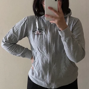 Polo Club huvtröja - En grå huvtröja med dragkedja i storlek S, men tycker absolut det hade passat en storlek M. Eventuell frakt betalas av köparen 