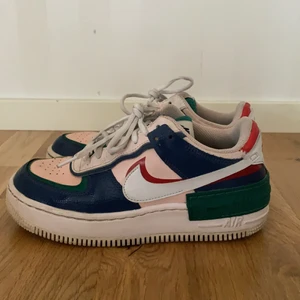 Nike Air Force 1 Shadow - Säljer dessa varsamt använda niken! De är i färgen mysic navy och är just nu svåra att få tag på! Säljer dem för att de inte kommer till användning längre. Superfina skor och otroligt sköna! 💫💙 köparen står för frakt, kan mötas upp annars!