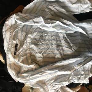 Gina blå vit skjorta  - Blå vit randig gina tricot skjorta väldigt bra skick skick men använd, storlek 40. Knappar för att sätta ihop pris: 150 kr men kan tänka mig sänka vid snabb affär OBS: betalning via swish, köpare står för frakt, går att hämtas, jag står ej för om den kommer bort i posten, säljer även mer kläder storlek xs-l