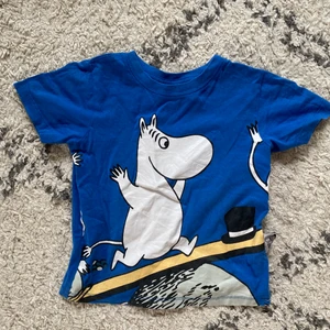 Babytee - Babytee med mumintryck! Jättesöt och köpt hör på plick men tyvärr för liten för mig som vanligtvis har S. Passar nog mer en XS🥰 Frakt tillkommer✨