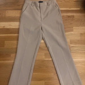 Kostymbyxor, storlek 34 - Beiga/bruna kostym byxor i storlek 34, 100 kr + frakt om ni inte möts upp i Eskilstuna 