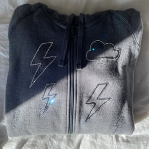 Rhinestone zipup hoodie❤️‍🔥 - Asball grå zip up hoodie med rhinestones som jag designat och satt fast själv🤍🎸⚡️❣️ helt ny! Super mjuk och skön på insidan. 