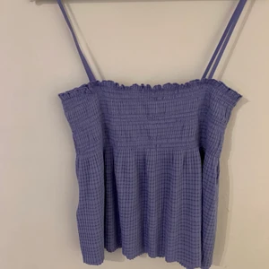 Lila topp  - Lila topp från mango, aldrig använd bara testad. 