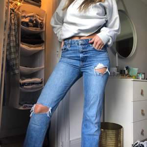 Sjukt snygga Zara jeans med slitningar. Dessa säljs inte längre på Zara . Långa i benen, storlek 36 