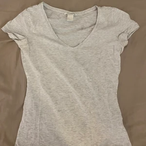 Basis t-shirt - Basic t-shirt från HM. Finns två exakt likadana för försäljningen. Strl S. Fint skick