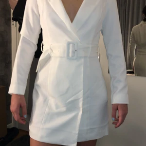 kavaj kläning - en skit snygg kavaj klänning, helt oanvänd. alla lappar är kvar, säljer pga att den inte går att skicka tillbaka och den har aldrig kommit till användning, säljs inte längre. nypris 299 tror jag