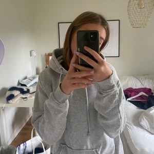Hoodie - Skön grå hoodie men sliten längst ner i ärmarna kan skicka bild❤️❤️