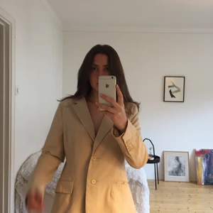 Beige kavaj - En beige kavaj med vita linjer som är lite figursydd. Den är i strl 42 men skulle säga är mer som en strl 38/40. Jag har oftast strl 36 så på mig blir den fortfarande inte så figurnära, utan mer oversized.