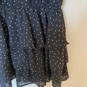 Prickig klänning - Söt prickig klänning. Använd 1 gång! 👗 